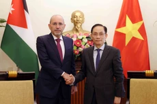 Le ministre vietnamien des Affaires étrangères, Le Hoai Trung (droite), et le vice-Premier ministre et ministre des Affaires étrangères et des Expatriés du Royaume de Jordanie, Ayman Al Safadi. Photo : VNA.