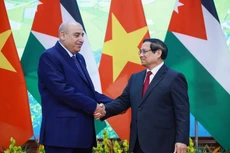 Le Premier ministre Pham Minh Chinh (droite) et le président de la Chambre des représentants du Royaume hachémite de Jordanie, Mazen Turki El Qadi. Photo: VNA
