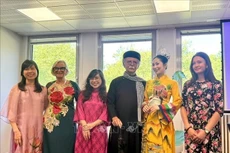 Hoang Thu Trang, fondatrice et directrice générale d’Art Space, basée en France (robe tunique rouge). Photo : VNA