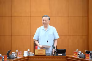Le Secrétaire général du Comité central du Parti communiste du Vietnam et Président de la République, Tô Lâm, a présidé une séance de travail du Comité permanent du Comité de pilotage central pour le développement des sciences et technologies, de l'innovation et de la transition numérique. Cette réunion visait à donner des orientations sur la recherche scientifique fondamentale au service du développement national dans la nouvelle ère. Photo : DANG KHOA