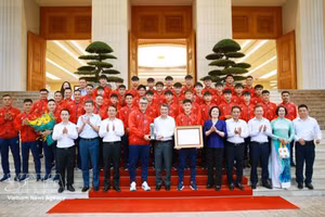 Le Premier ministre Lê Minh Hung et l’équipe nationale U17. Photo : VNA.