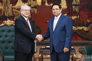 Le Premier ministre Pham Minh Chinh (à droite) et Nishimura Teiichi, président de l'Association d'amitié Japon-Vietnam de la région du Kansai. Photo : NDEL