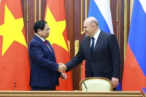 Le Premier ministre Pham Minh Chinh (à gauche) et son homologue russe, Mikhail Michoustine. Photo: Photo : Duong Giang/VNA