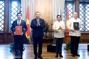 Le secrétaire général du Parti communiste du Vietnam (PCV) et président vietnamien, To Lam, et le président philippin, Ferdinand Romualdez Marcos Jr., la cérémonie d’échange de plusieurs documents de coopération entre les ministères et organismes des deux pays. Photo : VNA.