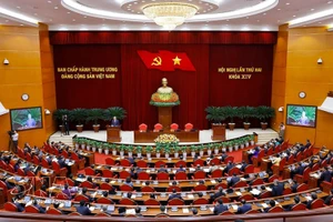 Séance de clôture du 2e Plénum du Comité central du Parti. Photo : VNA.