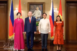 Le secrétaire général du Parti communiste du Vietnam et président de la République, To Lam, et son épouse (à gauche) et le président philippin Ferdinand Romualdez Marcos Jr. et son épouse. Photo : VNA.