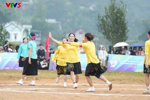 Les footballeuses vêtues de leurs costumes traditionnels sont entrées sur la pelouse. Photo: VOV