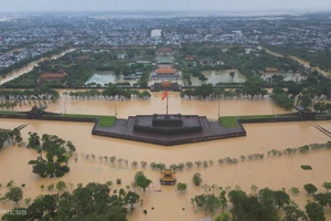 Une partie de la Cité impériale de Huê est encerclée par les eaux de crue ce matin, le 28 octobre. Après avoir atteint son pic hier soir, le niveau de la rivière Huong (Parfum) a baissé lentement, mais la zone de la Cité impériale est encore submergée par plus d'un mètre d'eau. Photo: vnexpress