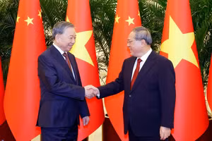 Le Secrétaire général et Président du Vietnam, Tô Lâm rencontre le Premier ministre chinois Li Qiang. Photo : VNA.