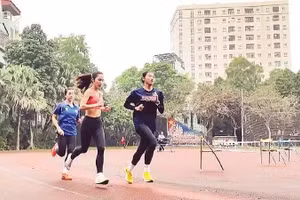 équipe vietnamienne d'athlétisme s'entraîne en vue des compétitions internationales, avec pour objectif les 20èmes Jeux asiatiques. Photo: NDEL
