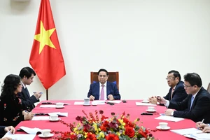 Le Premier ministre Pham Minh Chinh lors de son entretien téléphonique avec le Président angolais João Manuel Gonçalves Lourenço. Photo: NDEL