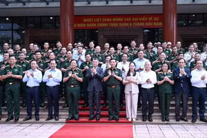Le Premier ministre Le Minh Hung avec les délégués participant à la Conférence. Photo : NDEL