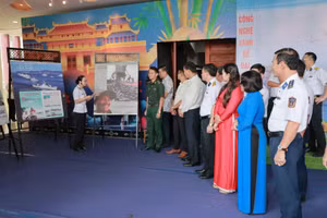 En marge du programme « Da Nang – S’épanouir avec la mer bleue », des délégués visitent l’espace d’exposition présentant des images et du matériel promotionnel sur la mer et les îles de leur pays. Photo : Ho Ngoc Vinh