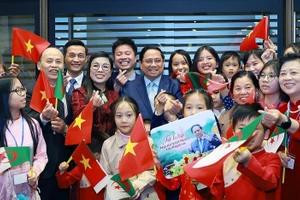 Le Premier ministre Pham Minh Chinh et son épouse avec les cadres, le personnel de l'ambassade du Vietnam et les représentants de la communauté vietnamienne en Algérie. Photo : VNA