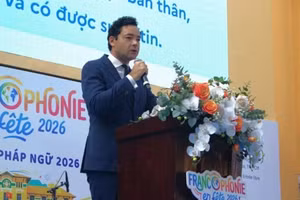 Etienne Ranaivoson, consul général de France à Hô Chi Minh-Ville prend la parole lors de la cérémonie d'ouverture de la Journée de la Francophonie 2026 au lycée Nguyên Thi Minh Khai, le 11 avril. Photos: CTV.
