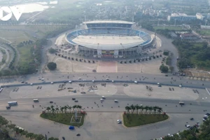 Une série d'équipements techniques spécialisés destinés au tir de feux d'artifice a été rassemblée sur la rue Le Duc Tho (jouxtant le stade de My Dinh, dans le quartier de Tu Liem, Hanoï). Photo : VOV