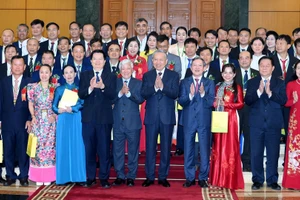 Le Secrétaire général Tô Lâm rencontre des agriculteurs vietnamiens exemplaires et des scientifiques du monde rural. Photo: NDEL