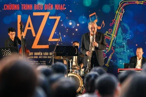Le premier programme voit la participation du saxophoniste Quyên Van Minh, venu du Club de Jazz Binh Minh, ainsi que de chanteurs, de professeurs et d'étudiants issus des établissements de formation artistique professionnelle. Photo : NDEL