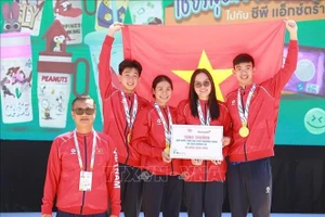 Le quatuor composé de Nguyen Huy Hoang, Vo Thi My Tien, Nguyen Kha Nhi et Mai Tran Tuan Anh. Photo : VNA.