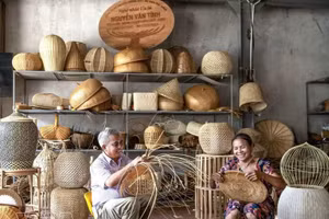 Dans le village artisanal de vannerie en bambou et en rotin de Chuong My, à Hanoï. Photo : VNA.