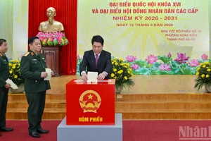 Le Président Luong Cuong dépose son bulletin de vote pour les élections des députés de la XVIe législature de l'Assemblée Nationale et des membres des Conseils Populaires à tous les niveaux pour le mandat 2026-2031. Photo: NDEL