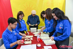 Alors que chaque carte est remise aux habitants et que les liasses de bulletins sont ordonnées, un sentiment d'enthousiasme commence à gagner chaque quartier. Photo : congthuong.vn