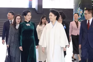 Ngo Phuong Ly, épouse du Secrétaire général du Parti communiste du Vietnam et Président du Vietnam, To Lam, rencontre la professeure Peng Liyuan, épouse du Secrétaire général du Parti communiste chinois et Président chinois, Xi Jinping. (Photo : Xinhua)