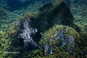 Le parc national de Phong Nha-Ke Bàng présente un paysage de plateaux karstiques et de forêts tropicales, très divers du point de vue géologique et offre des phénomènes spectaculaires, dont de nombreuses grottes et rivières souterraines. Photo : VNA.