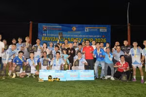 L'équipe du FC T-Connect Binh Dinh a remporté le championnat de la 4e FAVIJA Charity Cup, un tournoi de football caritatif visant à collecter des fonds pour la construction du temple Dai An à Tokyo. Photo : FAVIJA