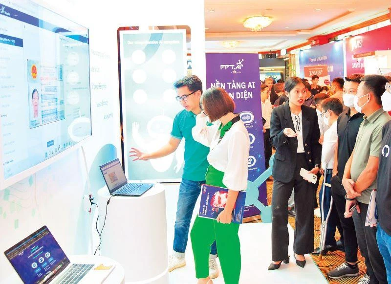 Les clients découvrent la technologie d’intelligence artificielle de FPT lors de la Journée de l’intelligence artificielle (IA) du Vietnam (AI4VN) 2022. Photo : Le Thuy/NDEL.