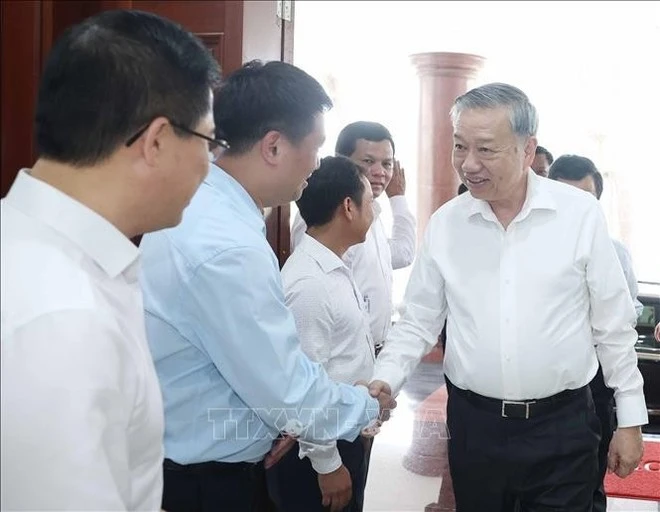 Le secrétaire général du Parti, Tô Lâm serre la main des membres des permanences des comités du Parti des provinces de Kon Tum et Quang Ngai, à Kon Tum, le 2 mai. Photo: VNA