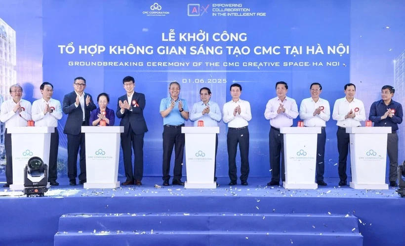 Le Premier ministre Pham Minh Chinh (centre) et les délégués lors de la mise en chantier de l’Espace créatif de CMC à Hanoi (CCS Hanoi), le 1er juin. Photo : VNA.