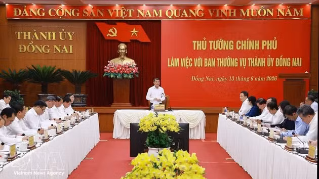 Le Premier ministre Le Minh Hung travaille avec la permanence du Comité du Parti de Dong Nai. Photo : VNA.