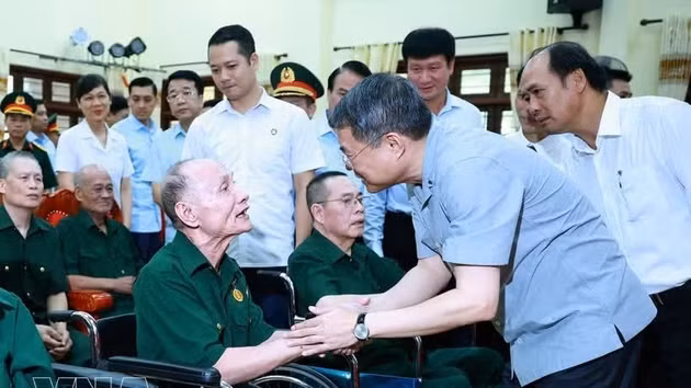 Le Premier ministre Le Minh Hung s'est rendu, dans la matinée du 16 juillet, au Centre de soins pour invalides de guerre de Kim Bang, dans la province de Ninh Binh, afin de rendre visite aux pensionnaires et de leur remettre des cadeaux. Photo : VNA