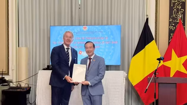 L'ambassadeur du Vietnam en Belgique, Nguyen Van Thao (à droite), remet la décision de nomination de Philip Yvonne J. Van Gestel au poste de consul honoraire du Vietnam à Anvers. Photo : VNA.