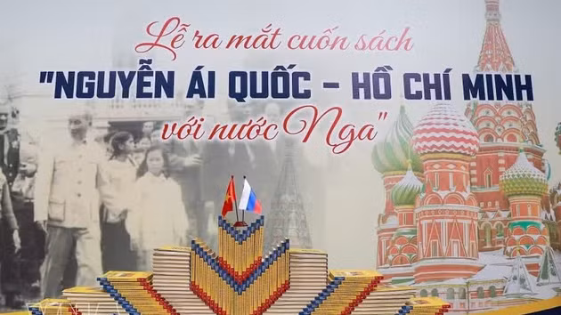 Un ouvrage bilingue vietnamien-russe intitulé "Nguyên Ai Quôc - Hô Chi Minh avec la Russie" a été lancé à Hanoï le 1er juin. Photo : VNA.