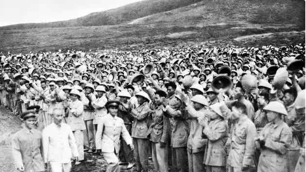 Le Président Hô Chi Minh rend visite et inspecte une unité de soldats du Sud regroupés dans le Nord, en manœuvre avant leur retour sur le champ de bataille du Sud (juin 1957). Photo : VNA.