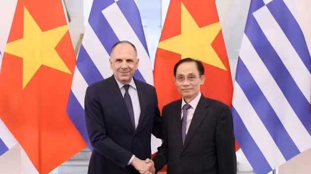 Le ministre vietnamien des Affaires étrangères, Le Hoai Trung (droite) et son homologue grec George Gerapetritis. Photo : VNA.