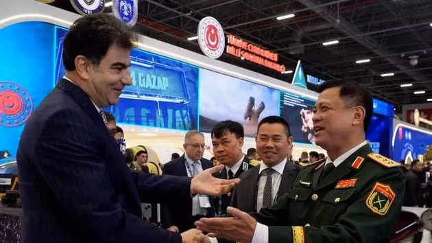 Le général de corps d’armée Nguyen Truong Thang, vice-ministre vietnamien de la Défense, et son homologue turc, Musa Heybet. Photo : qdnd.vn