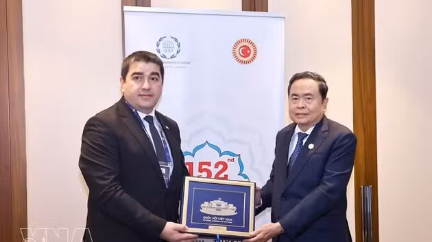 Le président de l’Assemblée nationale du Vietnam, Trân Thanh Mân (à droite), présente un souvenir au président du Parlement géorgien, Shalva Papuashvili. Shalva. Photo : VNA.