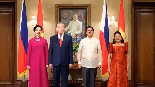 Le secrétaire général du Parti communiste du Vietnam et président de la République, To Lam, et son épouse (à gauche) et le président philippin Ferdinand Romualdez Marcos Jr. et son épouse. Photo : VNA.