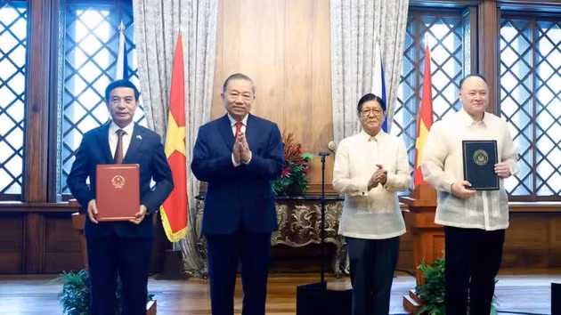 Le secrétaire général du Parti communiste du Vietnam (PCV) et président vietnamien, To Lam, et le président philippin, Ferdinand Romualdez Marcos Jr., la cérémonie d’échange de plusieurs documents de coopération entre les ministères et organismes des deux pays. Photo : VNA.