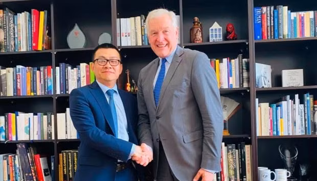 L’Ambassadeur du Vietnam en Autriche, Vu Le Thai Hoang, a eu une séance de travail avec le directeur de l'Académie diplomatique autrichienne, le Dr Martin Eichtinger. Photo: VOV