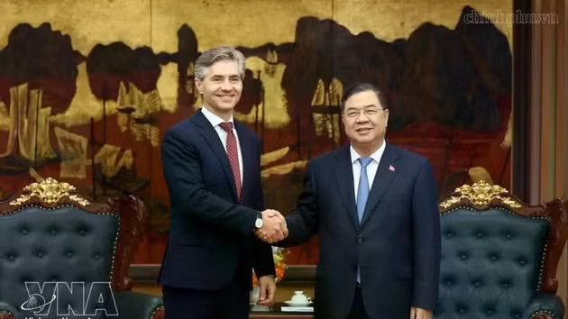 Le vice-Premier ministre permanent du Vietnam, Pham Gia Tuc (droite), reçoit le ministre lituanien des Affaires étrangères, Kestutis Budrys. Photo: VNA