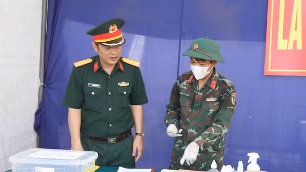 Les forces compétentes procèdent au prélèvement d'échantillons ADN au cimetière des martyrs de la commune de Y Yên, dans la province de Ninh Binh. Photo : VNA
