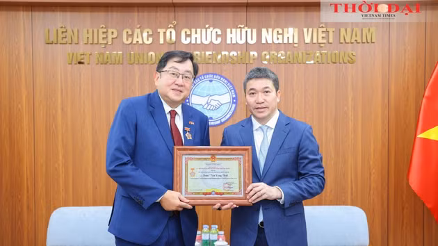 Le président de l'Union vietnamienne des organisations d'amitié, Phan Anh Son, remet l’insigne « Pour la paix et l'amitié entre les nations » à l'ambassadeur de Malaisie, Dato' Tan Yang Thai. Photo : Dinh Hoa.