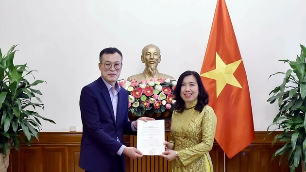 La vice-ministre des Affaires étrangères Le Thi Thu Hang remet la licence à Kim Kwan Woong, chef du bureau et correspondant résident de Financial News au Vietnam. Photo : ministère vietnamien des Affaires étrangères.