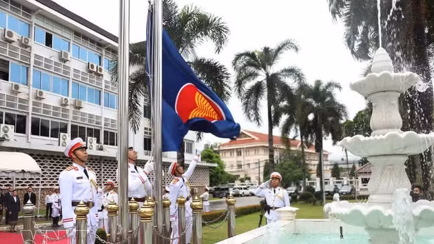 Cérémonie de levée des drapeaux de l'ASEAN. Photo : VNA