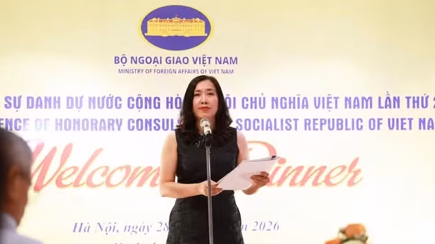 La vice-ministre des Affaires étrangères, Le Thi Thu Hang, prononce un discours lors d'un événement organisé dans le cadre de la 2e Conférence des consuls honoraires du Vietnam, qui se déroule du 28 au 31 juillet à Hanoï, Hai Phong et Quang Ninh. Photo: NDEL