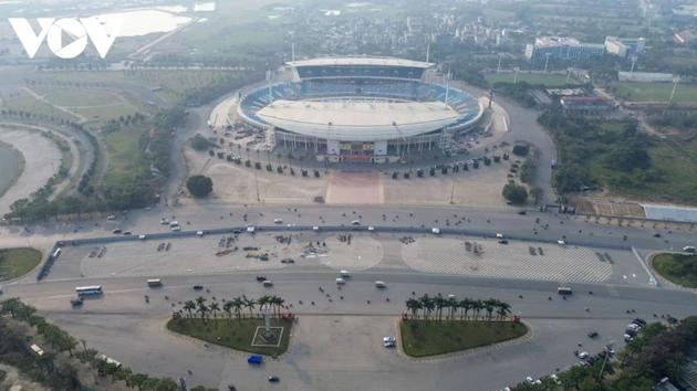 Une série d'équipements techniques spécialisés destinés au tir de feux d'artifice a été rassemblée sur la rue Le Duc Tho (jouxtant le stade de My Dinh, dans le quartier de Tu Liem, Hanoï). Photo : VOV